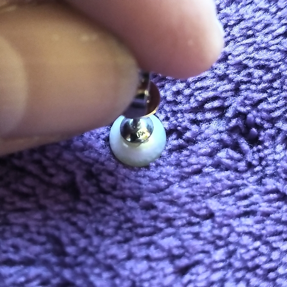 7mm pearl studs set in 18K white gold - Picture 4 of 6